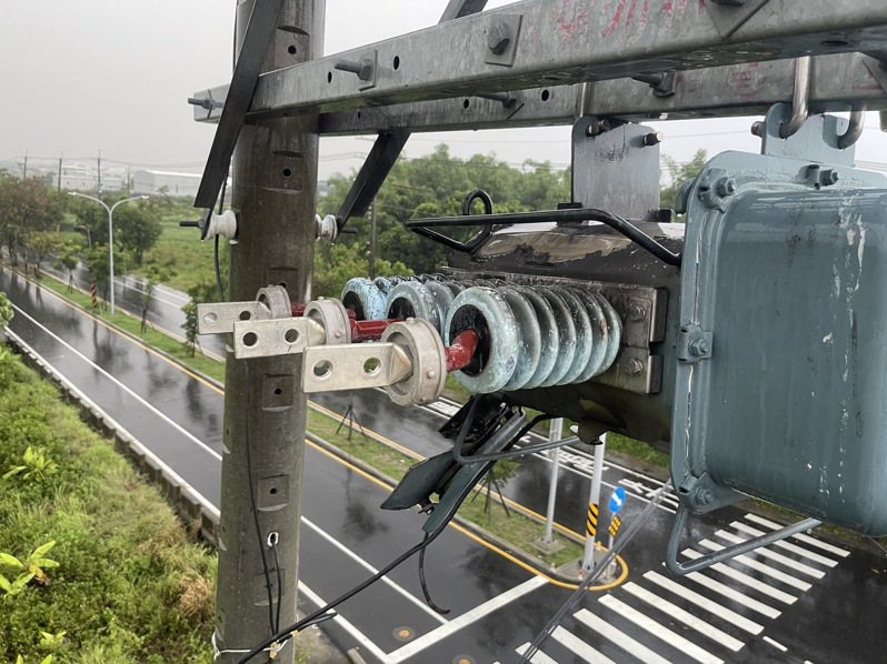 台南市市區傍晚降下大雨，雷擊加閃電，造成電力設備受損，新化、左鎮區約有1225戶無預警停電1 個多小時。圖／台電提供