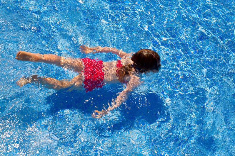 有游泳教練提醒家長們避開為孩子選購「藍色泳衣」，因為在水中不易被發現，也透露紅色和黃色等亮色系相對來說較為安全。 示意圖／ingimage