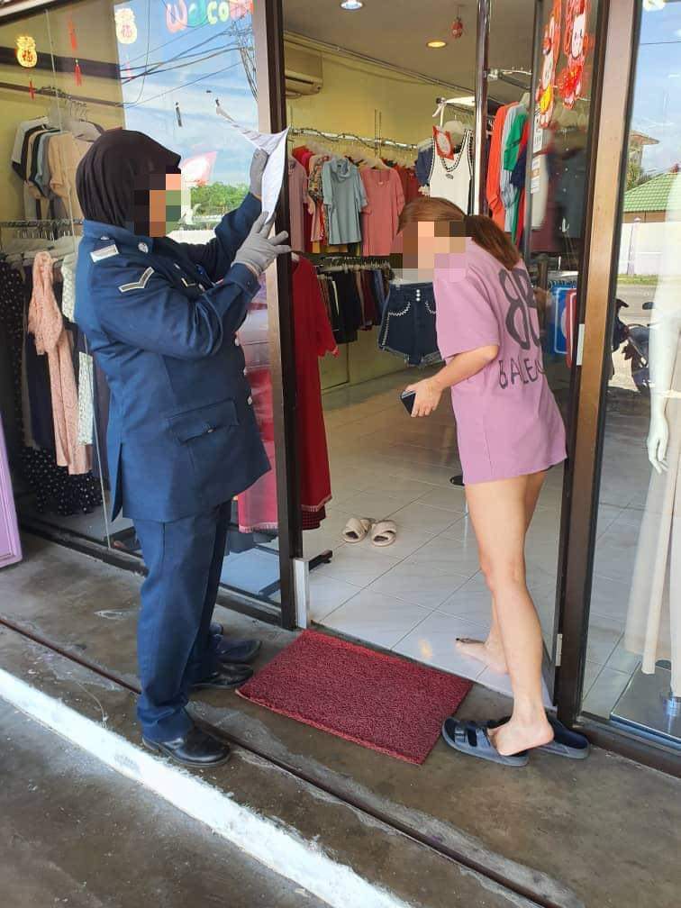 馬來西亞一名服裝店的女老闆因穿著短褲，被以穿著不端莊為由開罰單。圖／取自Twitter@luxentX