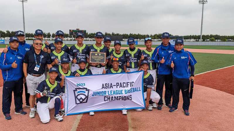 2023年世界少棒聯盟（LLB）亞太區次青少棒賽在韓國開打，桃園新明國中棒球隊（圖）26日冠軍戰再度與地主韓國隊交手，終場以10比0、6局奪冠，取得前往美國參加世界賽的門票。（台灣世界少棒聯盟提供）