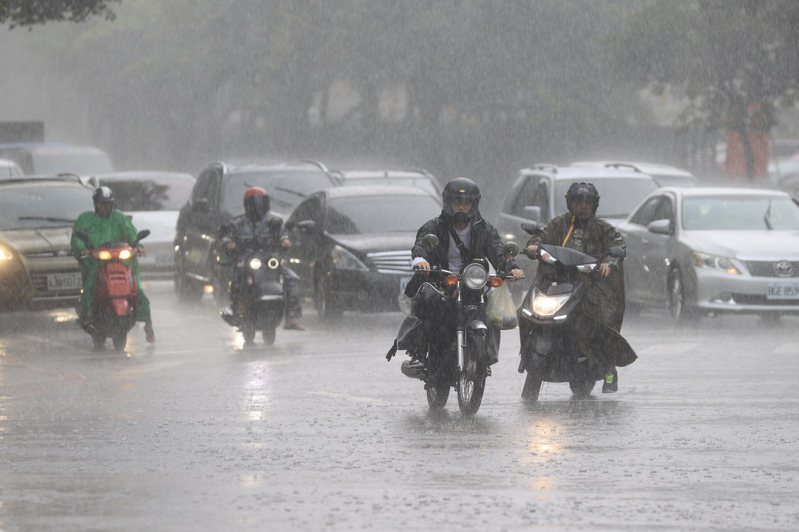 天氣風險公司總經理彭啟明今天在「氣象達人彭啟明」臉書粉專表示，昨天午後在台南這波雨勢又急又猛，很多地方很有感，這幾天都是類似情境。本報資料照片