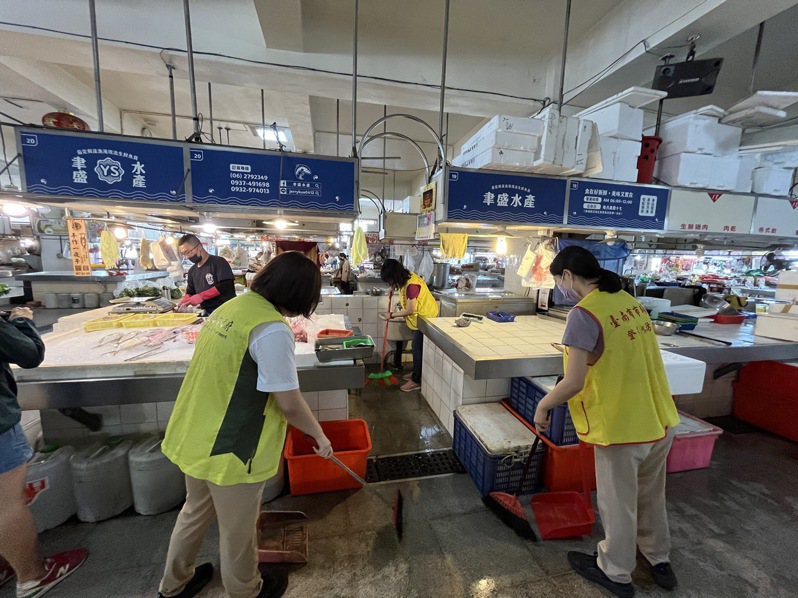 台南市場處加強市場大掃除。圖／台南市場處提供