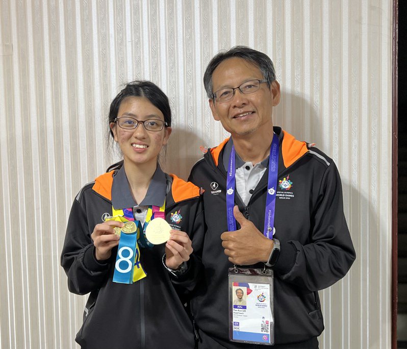 自行車摘下金牌的徐語彤（左）和教練李添焜合影。記者曾思儒／攝影