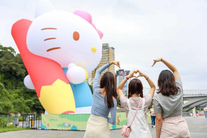 13米「Hello Kitty」化身為寫生藝術家，展覽頗受歡迎，但今日有民眾發現牠「中暑了」。圖／新北市觀旅局提供