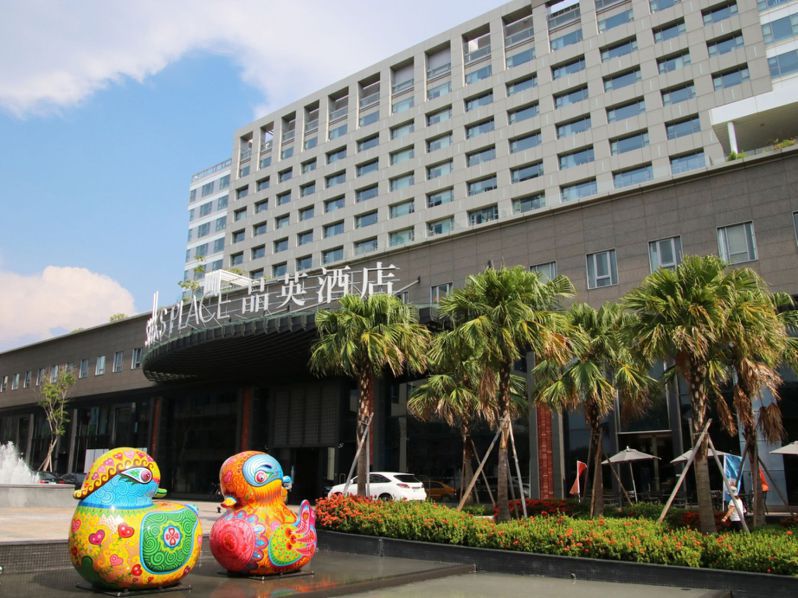 台南晶英酒店推出「海東家庭客房住宿券」每張5,999元、主打加人不加價，最多可入住四人，9月1日後入住假日也可不加價。晶華集團提供