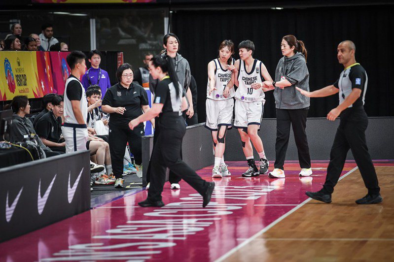 中華隊韓雅恩第三節末遭擊中眼睛，在隊友吳侑萱攙扶下退場。圖／取自FIBA官網