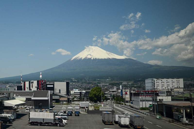 日本富士山今年7月將迎接後疫情時期的首次開山，有鑑目前山屋預約人數眾多，部分山屋甚至早已額滿，地方政府也對此呼籲。法新社