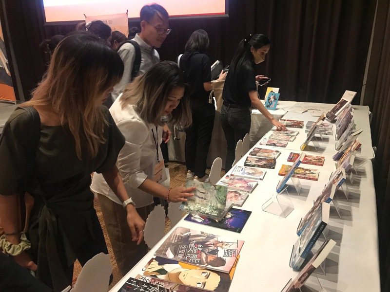 看準BL文化帶來的龐大商機，文化內容策進院28日在曼谷舉行推廣會，展示台灣原創BL漫畫作品，吸引許多泰國業者與會。圖／中央社