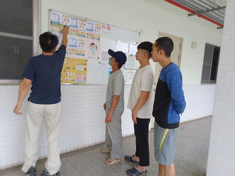 台南市勞工局製作登革熱防治多語言圖卡，並加強在移工宿舍張貼宣導。圖／勞工局提供