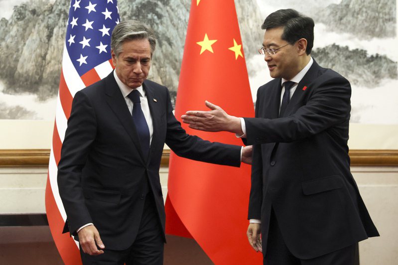 美國國務卿布林肯18日與中國外長秦剛見面。美聯社
