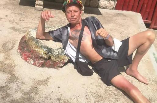 英国53岁男子提摩西（Timothy Southern）去年5月与家人前往牙买加度假，挑战喝光21款鸡尾酒后身亡。截自Gofundme(photo:UDN)