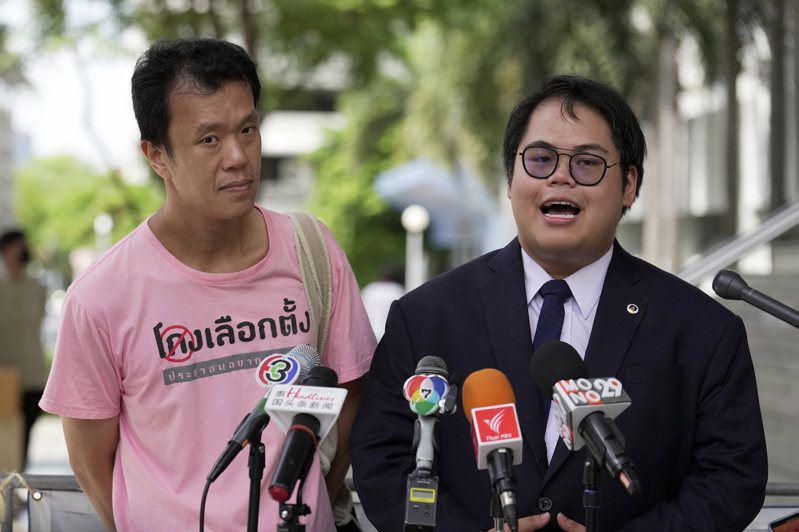 泰國學運人士Bunkueanun Paothong和社運人士Ekachai Hongkangwan在28日走出法院後受訪。美聯社