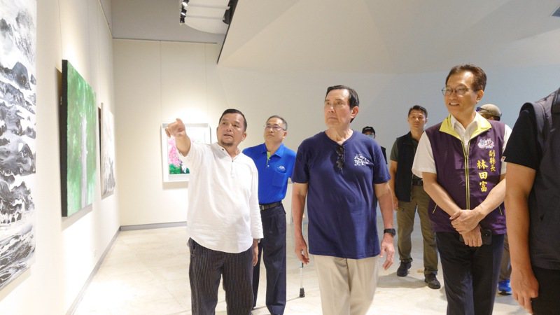 前總統馬英九今天到彰化縣參觀金獎畫家陳炳臣（左）的畫作。記者簡慧珍／攝影