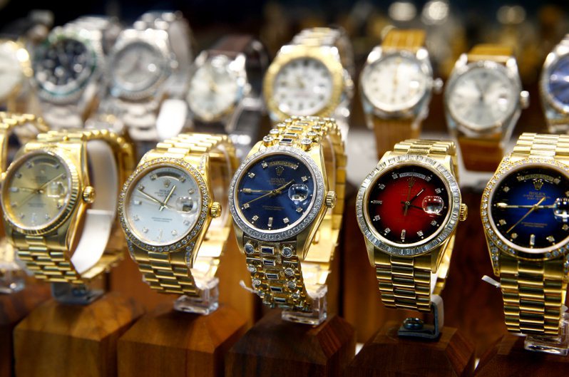 勞力士和百達翡麗等瑞士精品手表的二手價格逼近兩年來低點。路透