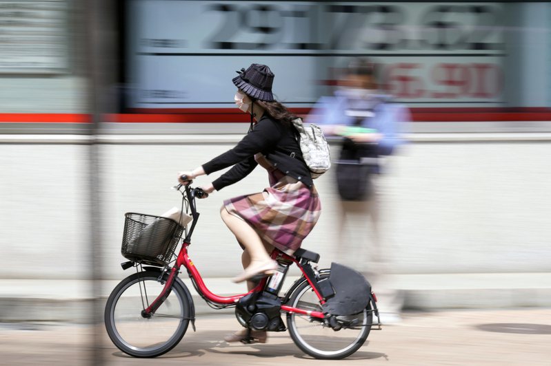 日本自行車環境隱密，自行車道劃設在車道外側，與行人共享人行道，有特殊的自行車禮讓文化，促進了自行車和行人的和諧共存。美聯社