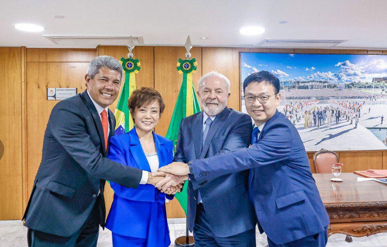 巴西總統魯拉(中右)會見比亞迪集團執行副總裁李柯女士(中左)​​​。  比亞迪官微