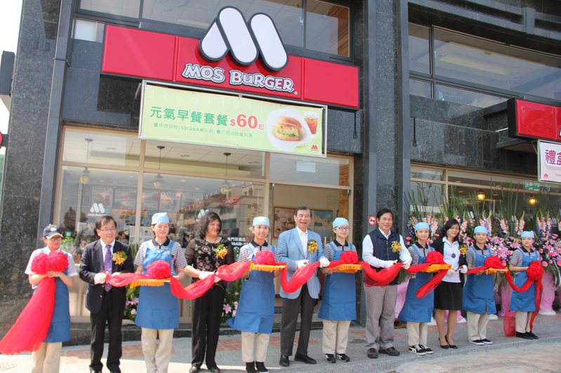 摩斯漢堡金門民權店為金門第一家速食店，2012年開幕也造成轟動。圖為2012年開幕剪綵情形。圖／摩斯漢堡提供