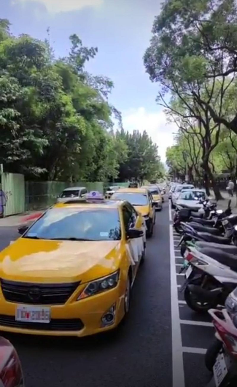 10多輛計程車今天上午繞行交通部鳴放喇叭抗議。圖／號召人劉鴻樟提供