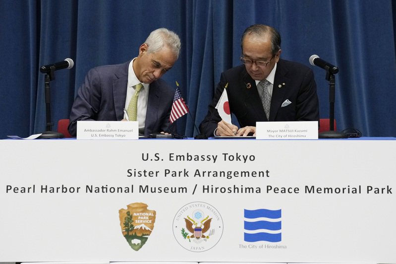 美國駐日本大使伊曼紐（左）跟廣島市市長松井一實（右）29日在美國駐日本大使館簽署了廣島和平紀念公園跟美國珍珠港國家紀念館結為「姊妹公園」的協定。美聯社