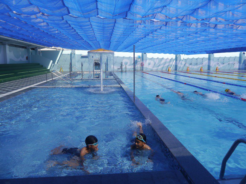 台東縣運動園區游泳池是一座25公尺長的標準水道，另增設兒童戲水池、超音波池及SPA池。記者徐白櫻／攝影