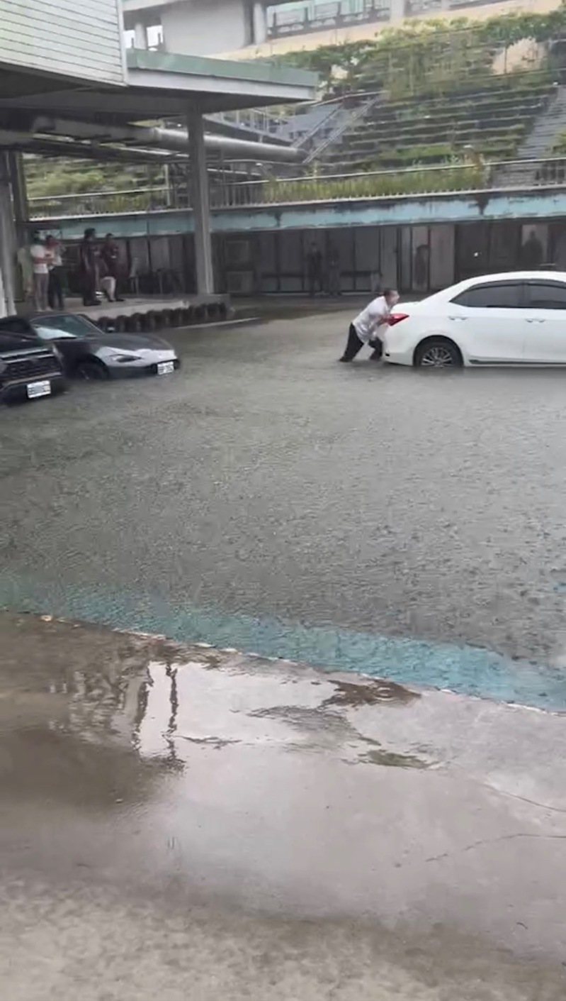 突如其來的大雷雨，造成圓山花博爭艷館的停車場淹水。圖／翻攝自爆料公社