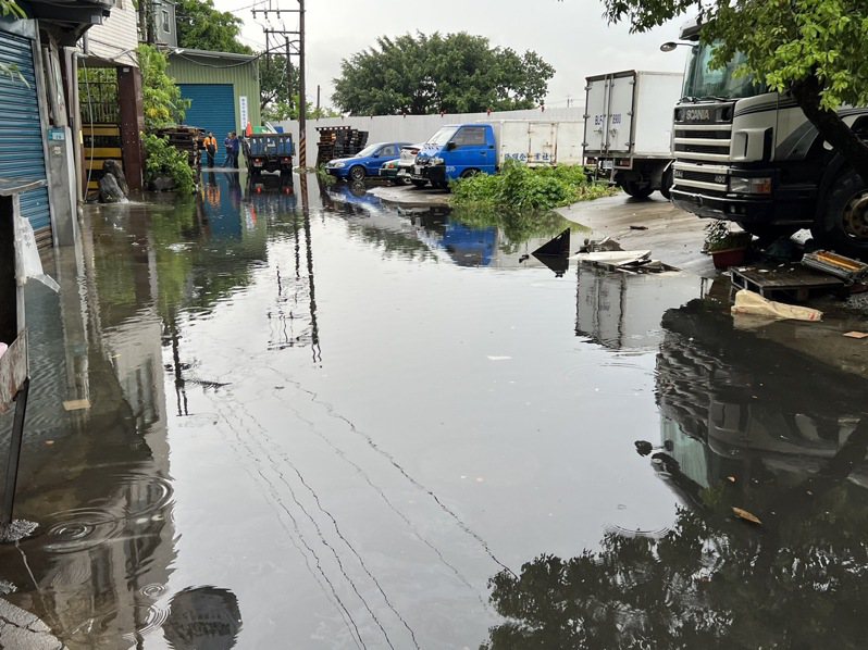 新北市新莊區瓊林南路187巷積淹水高度達12.5公分。記者曾伯愷／翻攝