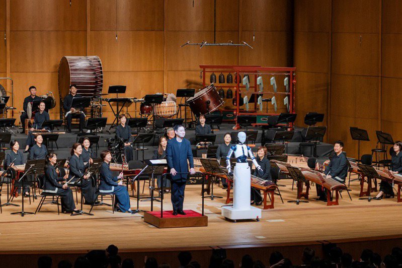 南韓國立國樂管絃樂團在首爾進行演出時，有幾首曲目由android系統機器人EveR 6擔綱指揮。（路透社）