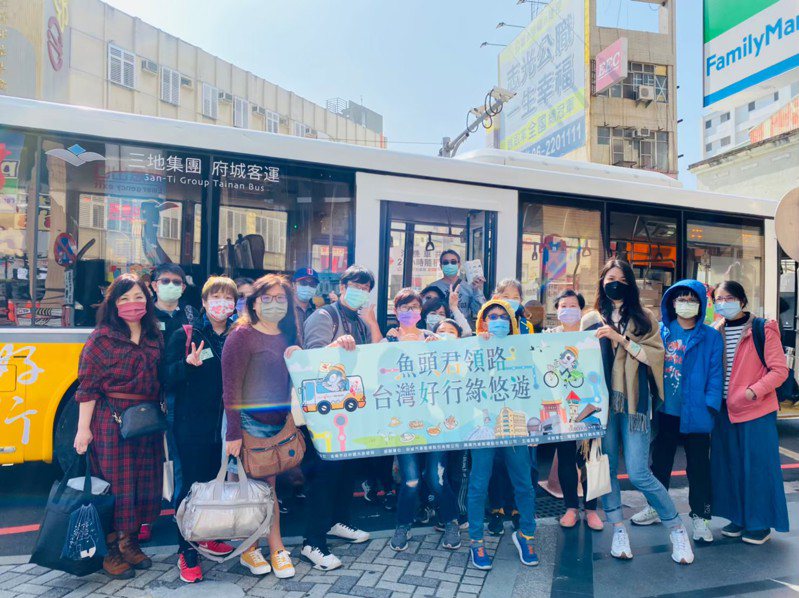 台南市觀旅局「沿著鐵道去旅行」推薦搭公車結合鐵路輕鬆玩台南。圖／台南市觀旅局提供