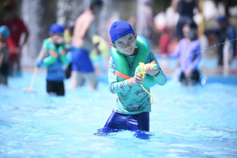 花蓮每年夏天最受歡迎的知卡宣親水公園戲水設施今天起開放，吸引大批遊客玩水消暑氣。圖／民眾提供