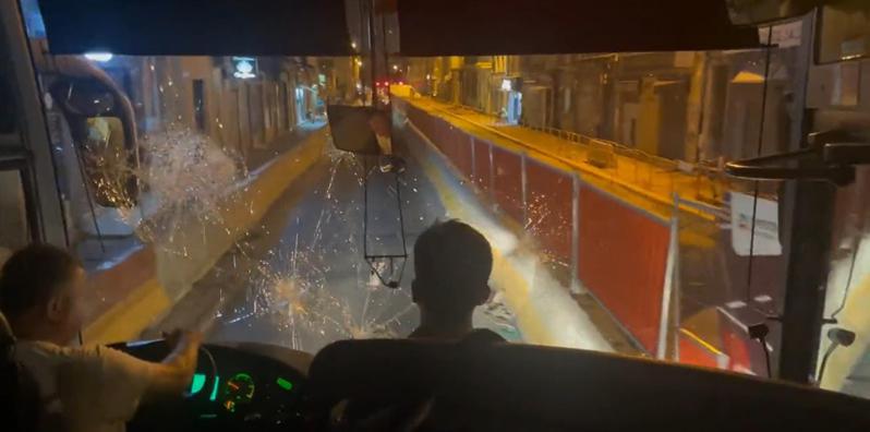 載有中國乘客的旅遊巴士被砸，車窗明顯破裂。取自Twitter
