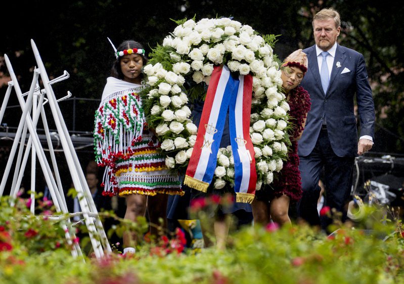荷蘭國王亞歷山大（Willem-Alexander，右）今天針對荷蘭涉及奴隸制發布歷史性的王室道歉。 美聯社