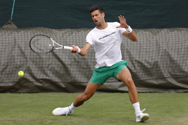 約克維奇（Novak Djokovic）在即將開打的溫布頓網球公開賽名列第2種子，他將挑戰溫網5連霸、追平瑞士名將費德勒（Roger Federer）的賽史8冠紀錄。 路透社