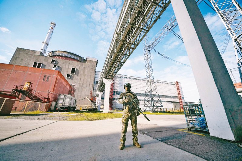 烏克蘭總統澤倫斯基一日指稱，俄軍計畫以地雷局部引爆其占據的烏南札波羅熱核電廠。俄方對此駁斥。圖為一名俄軍衛兵一日在該電廠廠區站哨。（美聯社）