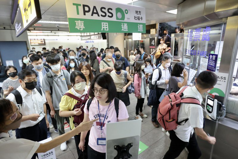TPASS通勤月票昨天迎來第一個上班日，台鐵因票證系統建置不及，TPASS旅客只能走專用通道進出，造成人流回堵。記者許正宏／攝影