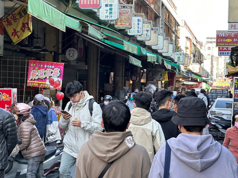 一名網友好奇「為何台南人喜歡要觀光客不要來？」圖為台南「小吃一級戰區」中西區國華街商圈，人潮洶湧的景象。記者鄭維真攝影／報系資料照
