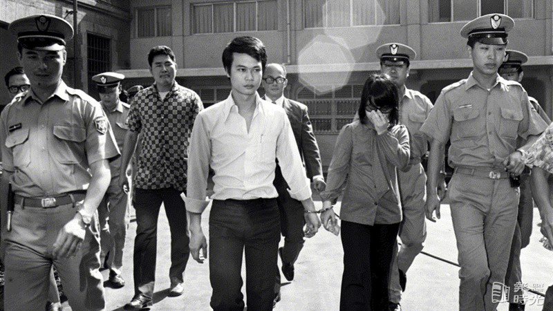 「香港毒玫瑰」楊映卿(中右)及其保鏢陳軍堡(中左)兩人，被控在香港從事販毒一案，廿三日上午在台北地方法院第十一法庭開庭審理，圖為兩人由法警押往現場情景。圖／聯合報系資料照（1974/09/23 段雲生攝影）
