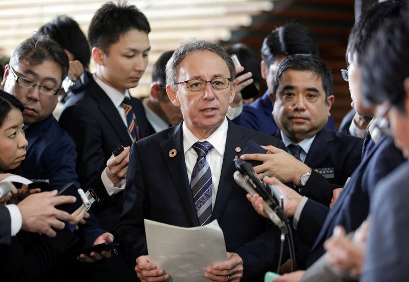 沖繩縣知事玉城丹尼（中）日前接受中國大陸官媒專訪指出，決不能因「台灣有事即日本有事」的論調使得沖繩淪為戰場。路透