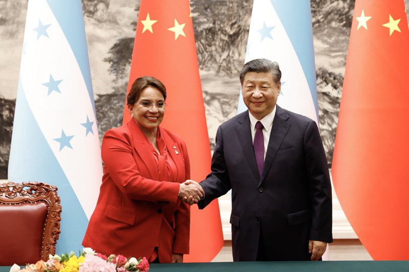 大陸國家主席習近平6月12日在北京與宏都拉斯總統卡斯楚舉行會談。中新社