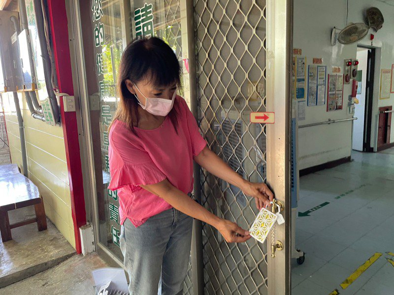 中西化學公司捐贈防蚊掛片給台南市做為防疫之用，市府已轉發給疫情熱區內的獨居長者及養護機構。圖／衛生局提供