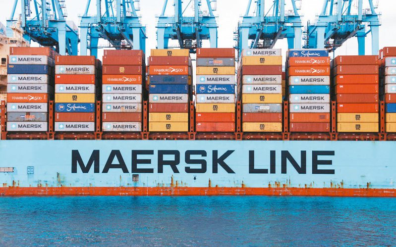 貨櫃航運巨擘馬士基（Maersk）決定從7月底開始大幅調高歐洲線不分貨類（FAK）貨櫃運費，並警告其他路線的費率「可能也會調漲」。（路透）