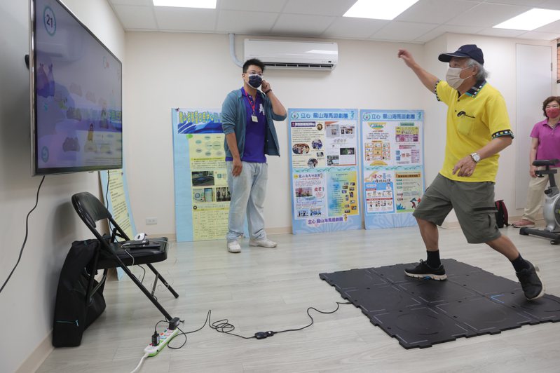 萬華龍山老人服務中心昨天舉行揭幕儀式，其中AI復能運動區幫助長輩活化身體。記者葉信菉／攝影
