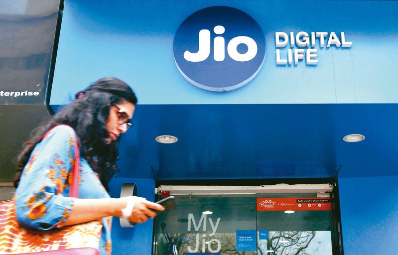 印度首富阿巴尼的信實資訊通信（Reliance Jio）推出999盧比（約新台幣380元）的4G手機。（路透）
