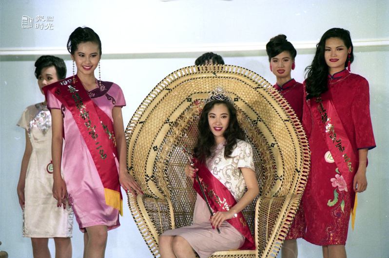 1992年最佳模特兒我國代表選拔，陳姿攸(中)、洪曉蕾(左)、張嘉玲(右)分獲一、二、三名。圖／聯合報系資料照（1992/05/17 胡國威 攝影）