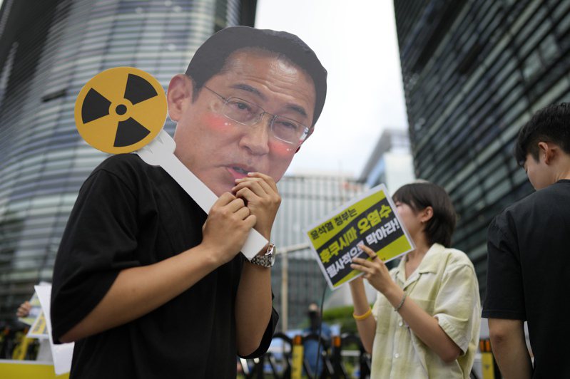 日本「核處理水」可能在今年夏天排放入海，引發南韓民眾反彈，南韓最大在野黨共同民主黨要求立法全面禁止日本海產進口。美聯社