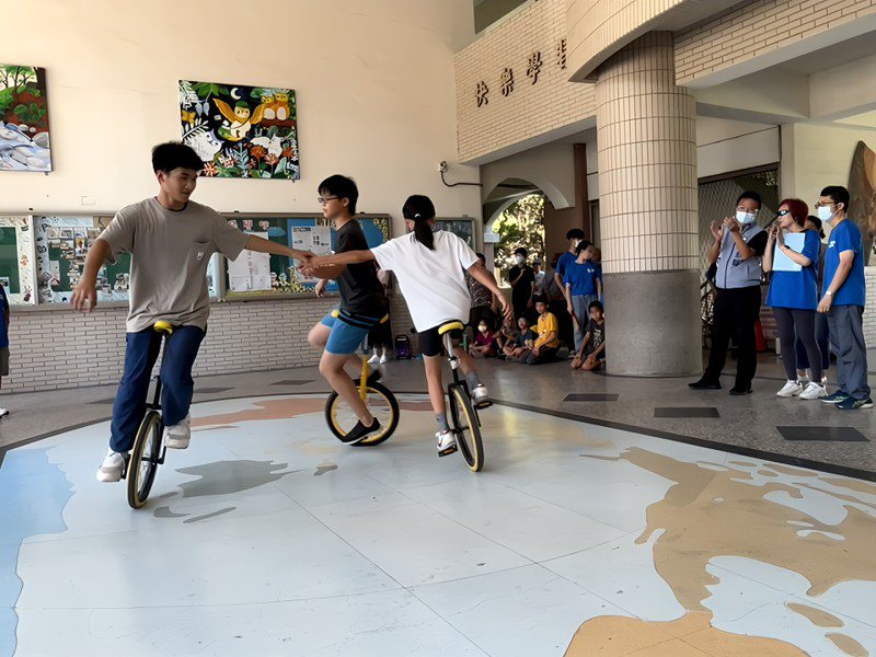 阿宏（左1）與阿銘（左2）透過獨輪車訓練，在會考和學校都考出好成績。圖／議員吳旭智團隊提供