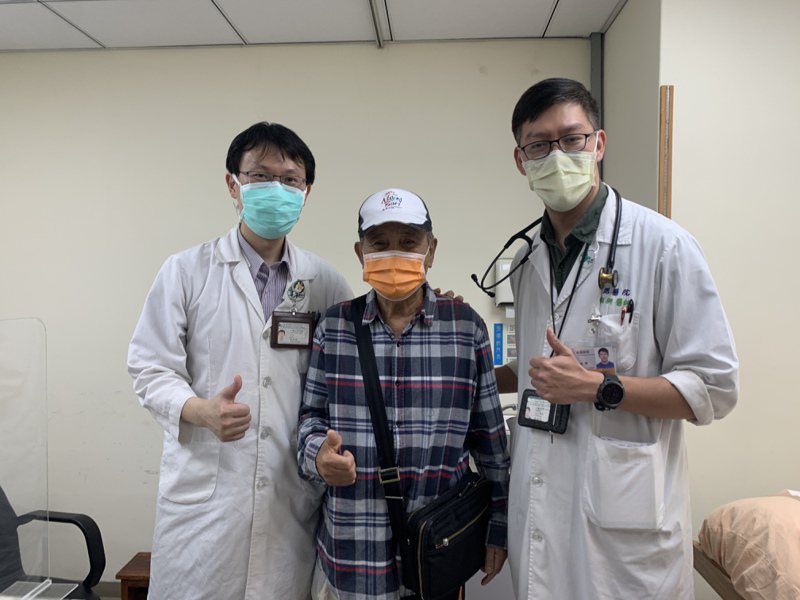池姓老翁（中）感謝門諾醫院心臟內外科醫師的醫治，讓他恢復健康。圖／門諾醫院提供