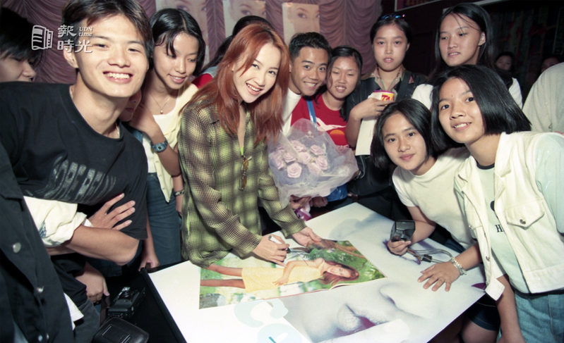 歌手李玟（左三）舉辦「歡唱一夏」簽名會。圖／聯合報系資料照 (1996/7/13 李府翰攝影)