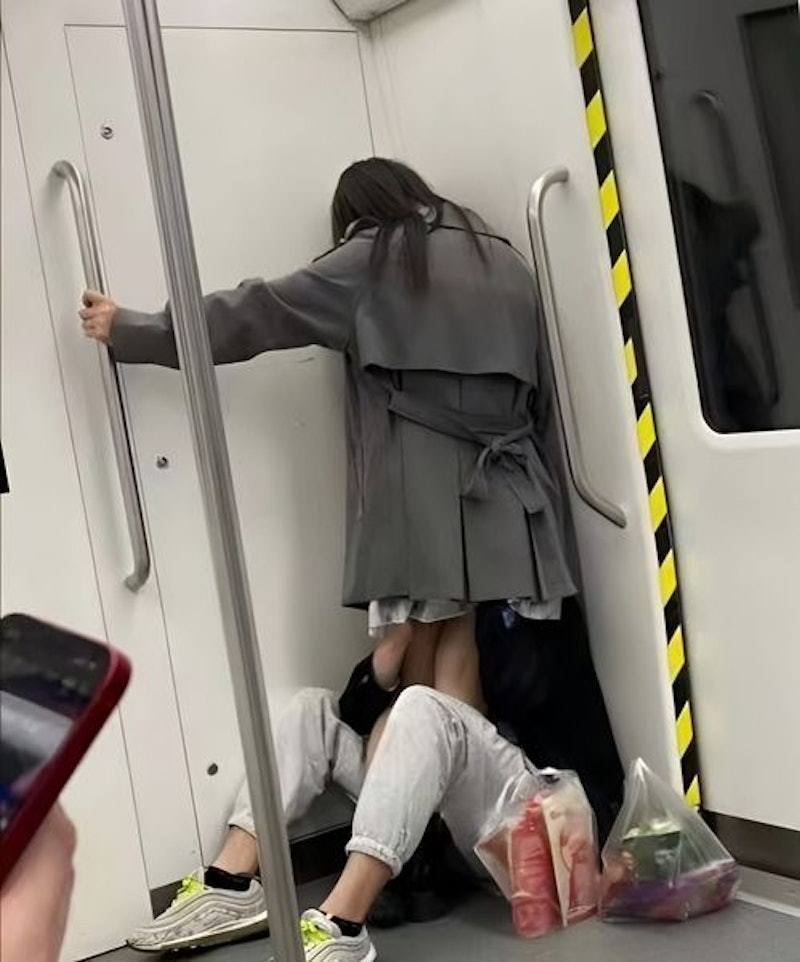 大陸微博瘋傳1張疑似「地鐵活春宮」照片，見到1名男乘客坐在地鐵車廂角落，女伴緊貼站立，而男子把頭部鑽進女伴裙裏面貼近下體位置。（網上圖片）