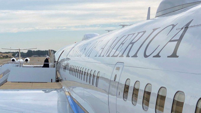 美國財政部長葉倫到馬里蘭州安德魯斯空軍基地乘搭專機前往北京。（路透）