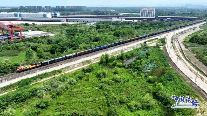 中國大陸國家鐵路集團有限公司表示，上半年中歐班列累計開行8641列發送貨物及93.6萬標準箱。（中國鐵路）